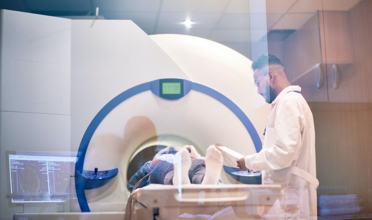 Surgeon using MRI scan for diagnostics